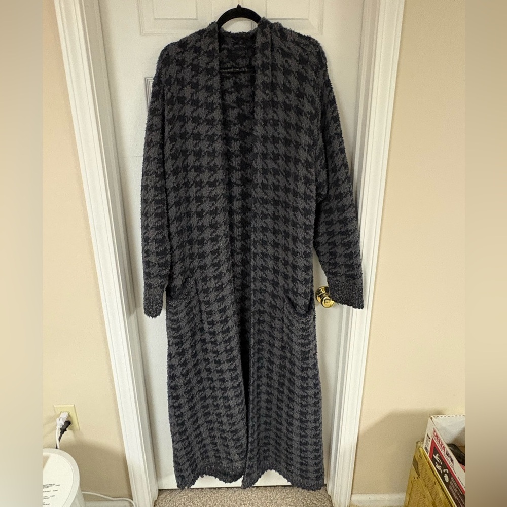 SKIMS Houndstooth Knit Wrap Robe in Charcoal - Picture 3 of 6